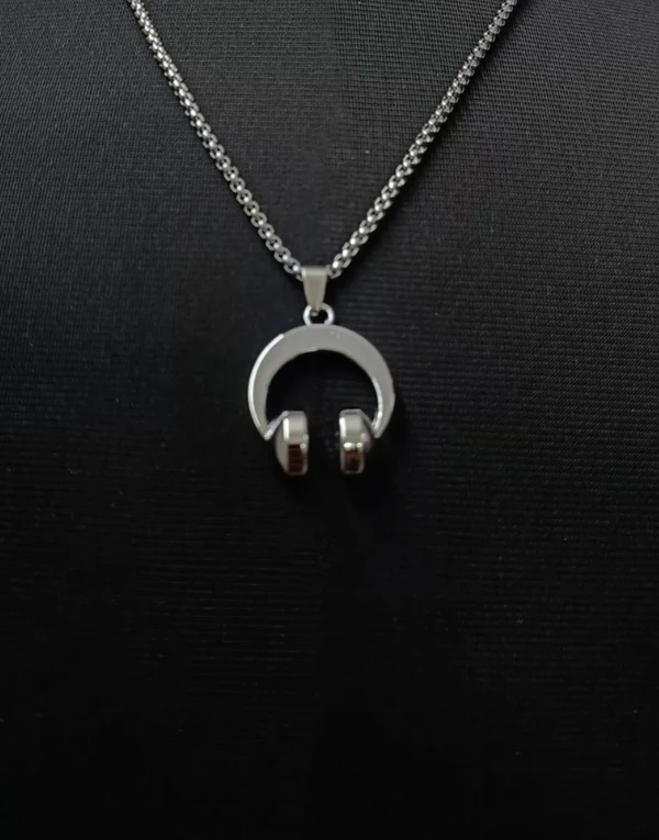 La Musique Locket With Chain Silver Pleated Stainless Steel Pendent